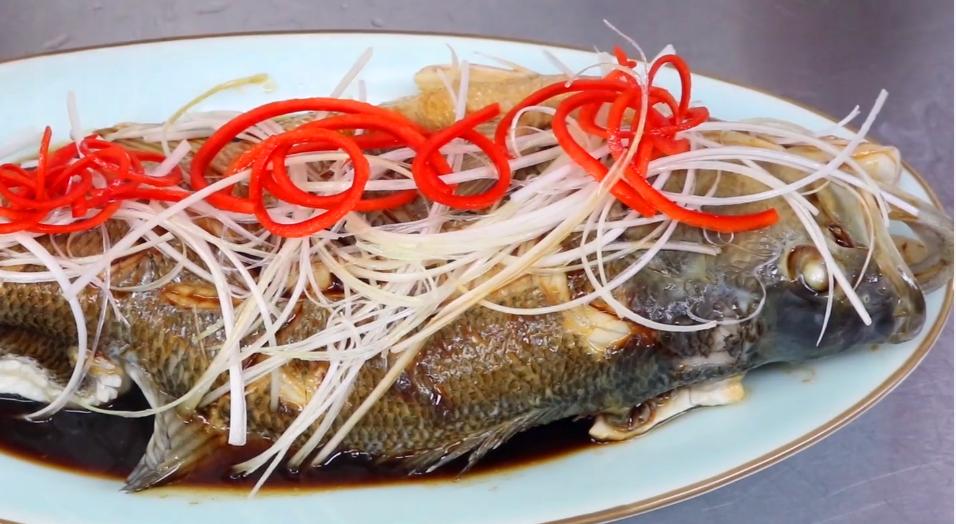 大师傅教你清蒸鲈鱼,五星大厨清蒸鲈鱼的正确做法