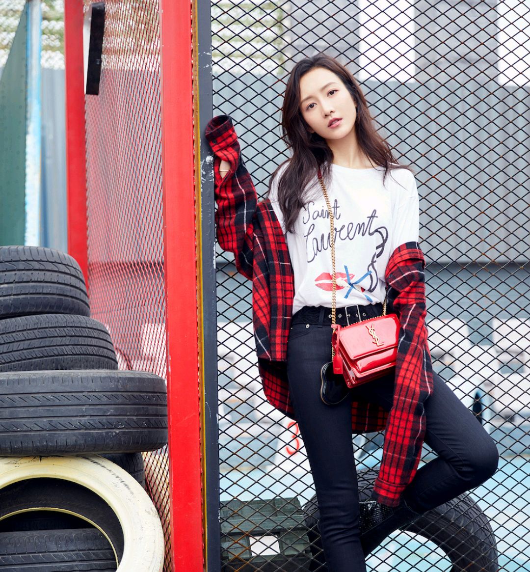 王鸥黄色雪纺衬衫搭白色西装裤,王鸥穿白色长裤