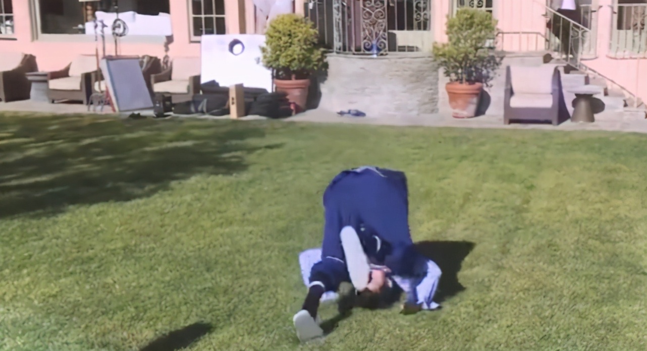 王源在台下自拍,王源躺在草地上的视频