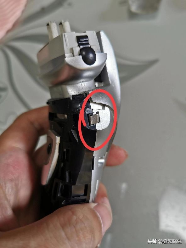 松下剃须刀rw30如何更换刀头,松下es-rw30更换电池教程