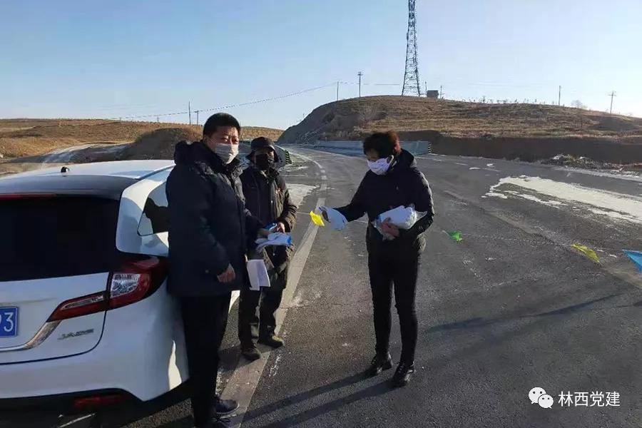 党员志愿者暖了居民心窝,林业局党员为贫困户送温暖