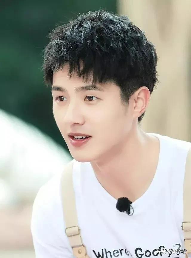 黄黑皮的男生穿什么颜色的衣服,夏天黄黑皮男生美式穿搭短裤