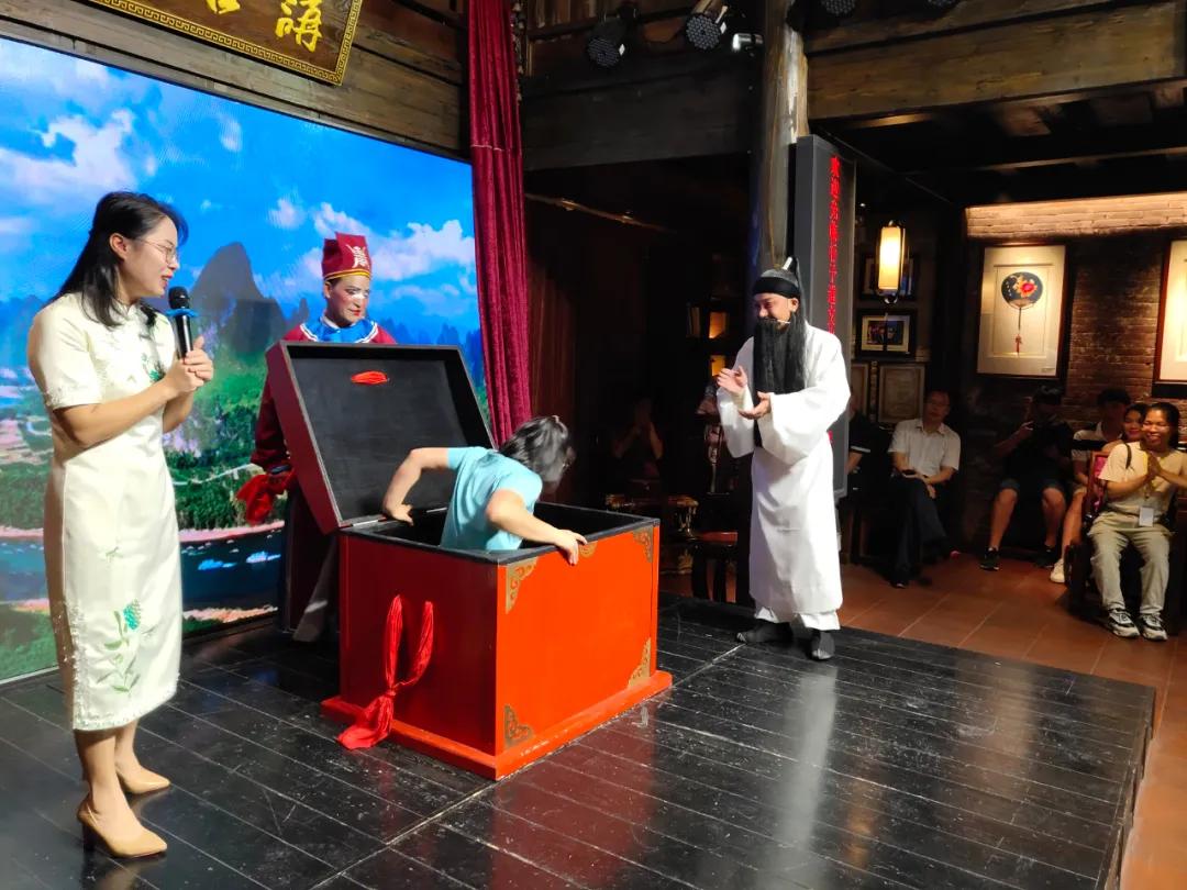 桂林迎来首个香港入境旅游团,桂林一万多人旅游团