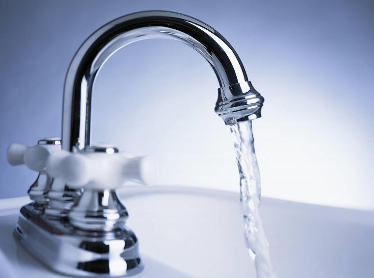 8岁男孩吹干燥剂眼球溶解了,小孩玩干燥剂眼睛被溶掉的图片