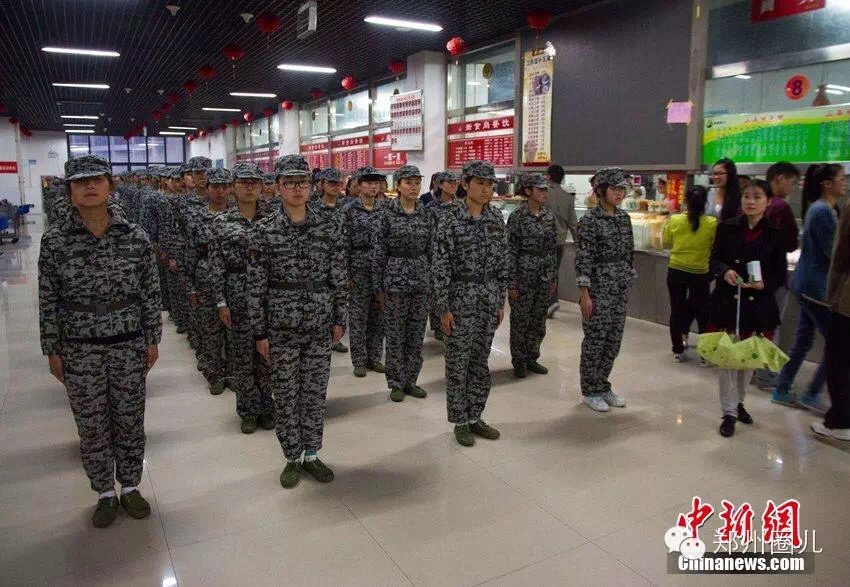 各高校军训放“大招”：踢手机、夹扑克，参训学生：教官，算你”狠”！