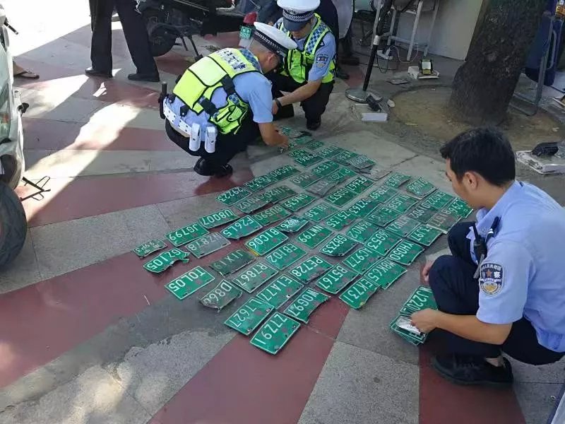 使用伪造电动车牌照会受到怎样的处罚？交警识别很轻松不要钻空子