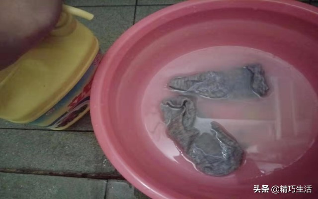 如何洗白袜子上的泥渍,脏臭袜子清洗小妙招图片