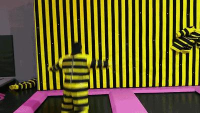 小孩戴安全绳蹦床花式玩法,各种花式蹦床合集