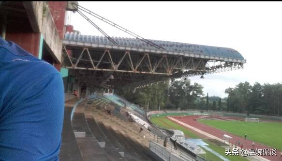 囧!国足客场战菲律宾,球场状况糟糕,球迷说如同游戏实况训练场