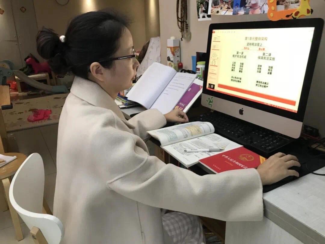 华侨城中学线上*党**旗红,*党**员示范当先锋