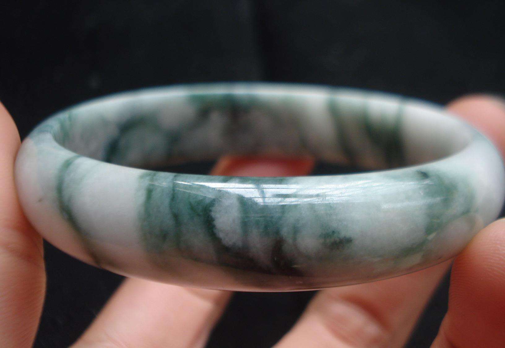 缅甸老坑翡翠手镯一般多少钱,缅甸翡翠手镯怎么看好坏