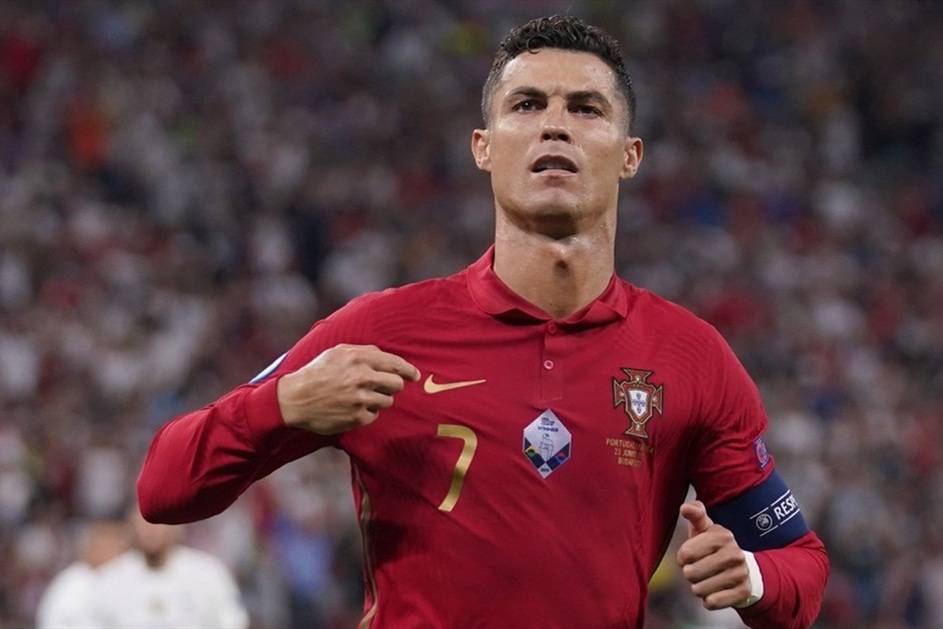 葡萄牙vs捷克c罗被五人包围,欧洲杯1/8决赛