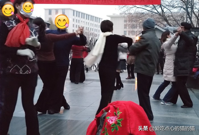 中老年人跳交谊舞的裙子,中老年人交谊舞表演