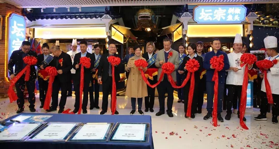 这家店开业人气挤爆长沙悦方，到底是湘菜头牌……