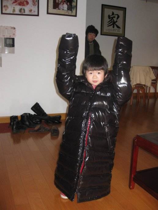 小孩衣服穿大一号还是刚刚好,小孩衣服可以买大一码明年穿吗