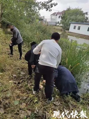 便衣民警抓捕毒贩现场惊呆路人,民警负伤追毒贩