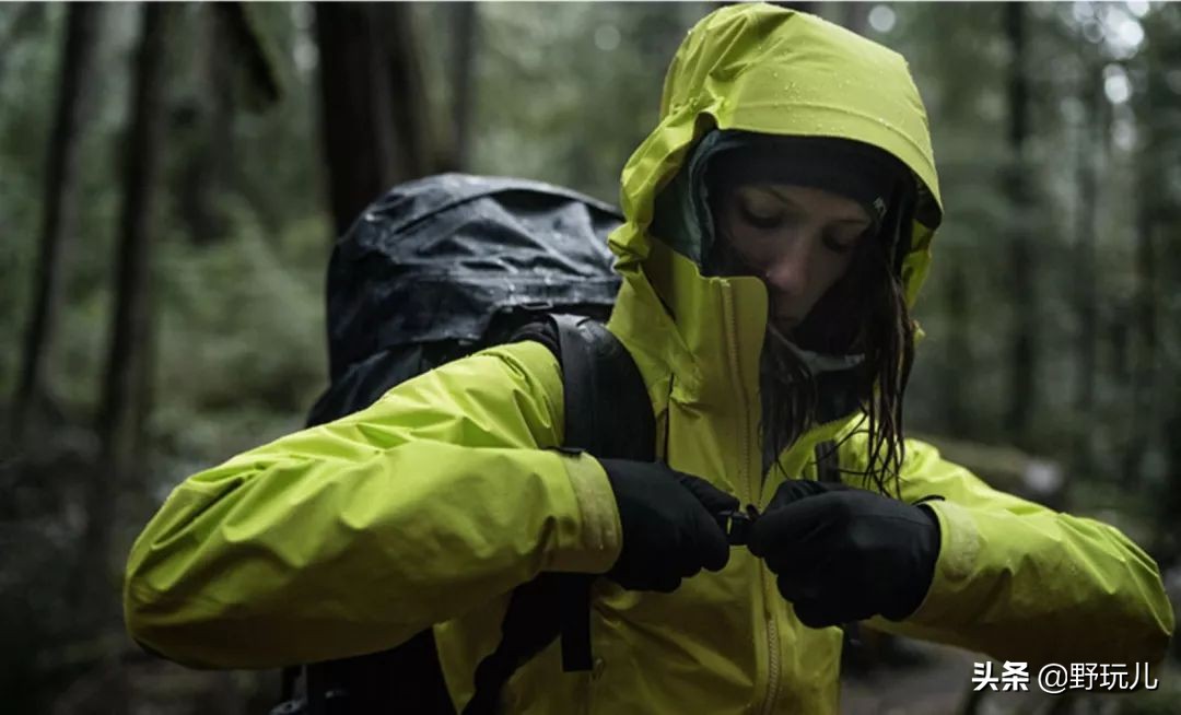 平价冲锋衣羽绒服推荐,冲锋衣羽绒服穿搭推荐