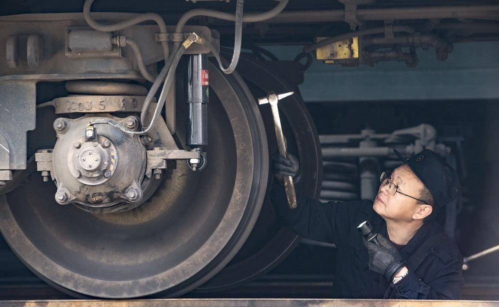 火车什么情况下脱轨,火车为什么会脱轨翻车