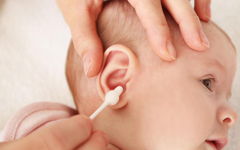 宝宝频繁挠耳朵耳朵口有红肿,宝宝总挠耳朵是要长牙了吗