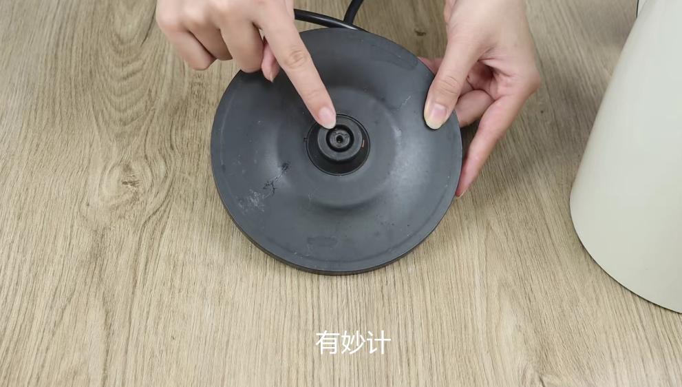 电热水壶坏了用牙签维修,热水壶用牙签戳一下能省电