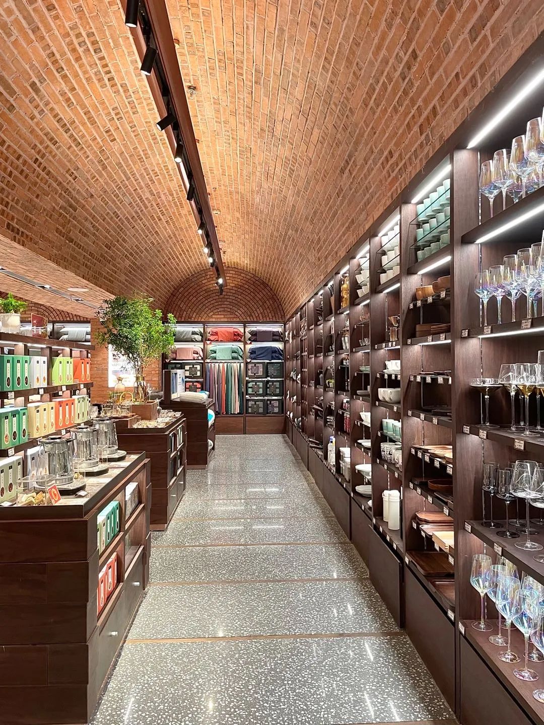 以烘焙出圈的家居集合店？实探「代字行家居」上海首店