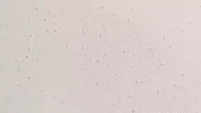 腻子层起泡了,房子顶上粘上腻子起泡是什么原因