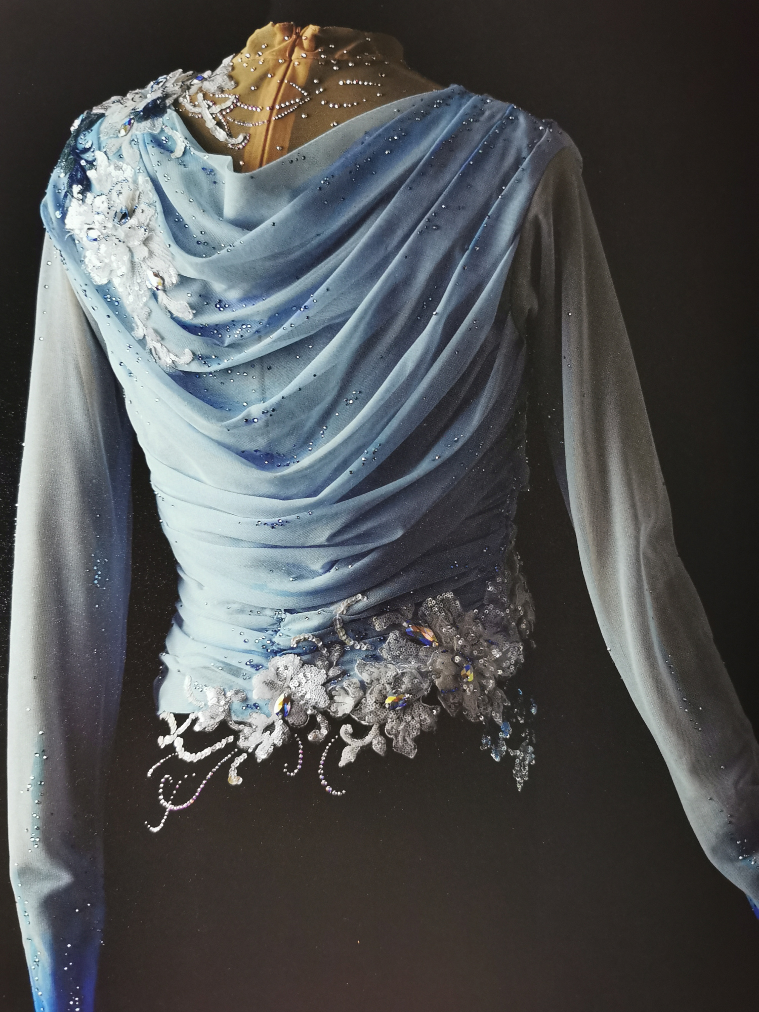 羽生结弦穿花衬衫2018,羽生结弦花衬衫拼接款