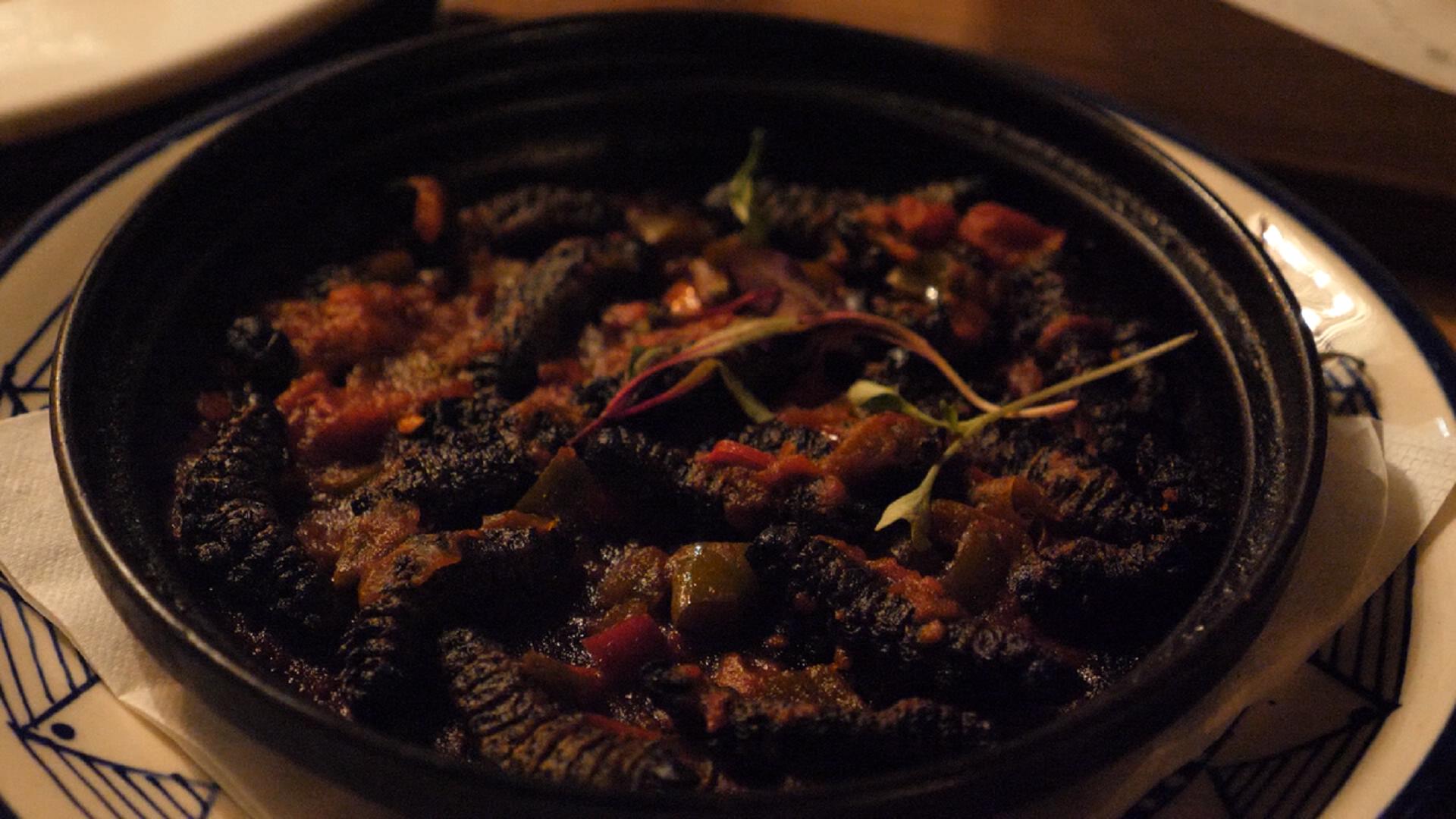 中国小伙为何吃饭脸上被涂彩绘？看非洲高档菜馆的特殊之处