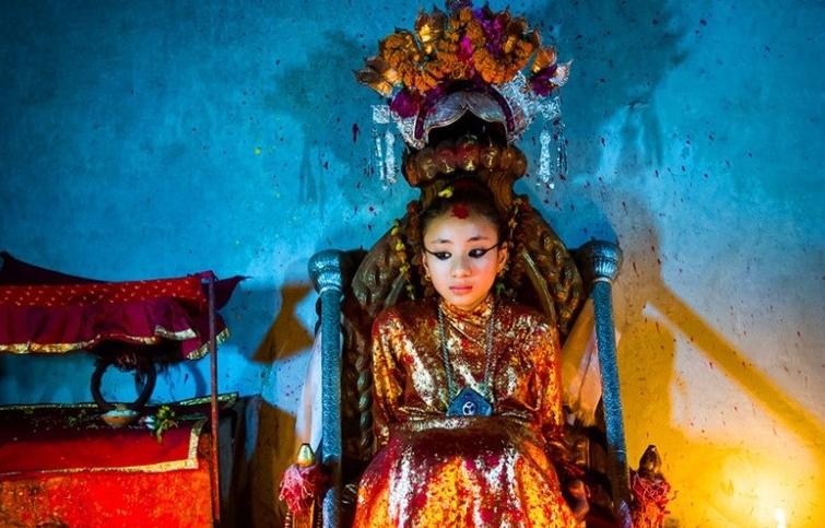 尼泊尔“活女神”双脚不能沾地，初潮就退位，无人敢娶
