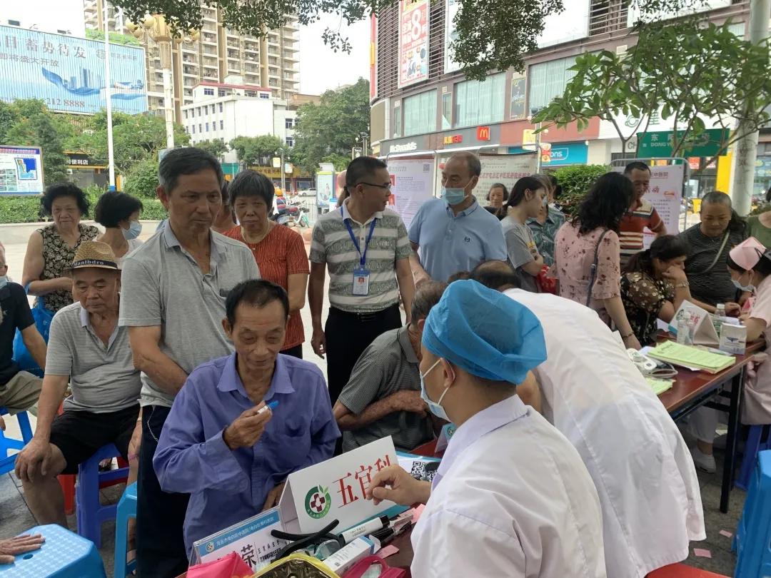 中医义诊进社区服务居民零距离,中医文化进社区健康义诊暖民心
