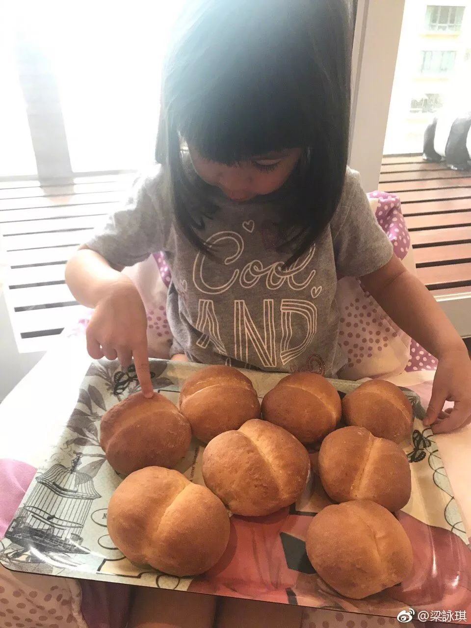 ​都说小糯米神似杨幂美到犯规，梁咏琪女儿的混血颜才堪称一绝