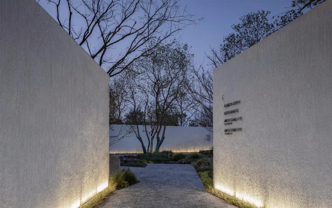 湖畔边的静寂之美——龙湖·抚仙湖星空小镇山顶度假美学馆