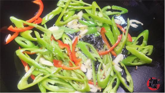 炒鸡胗先放泡菜还是鸡胗,炒鸡胗放郫县豆瓣酱吗