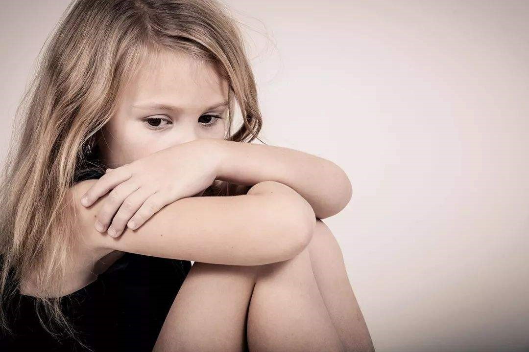 一遇到困难就崩溃，孩子“抗压能力差”的真正原因，父母该反思