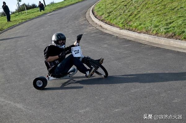 摩托车转弯为什么要倾斜,摩托车为什么转弯不如汽车灵活