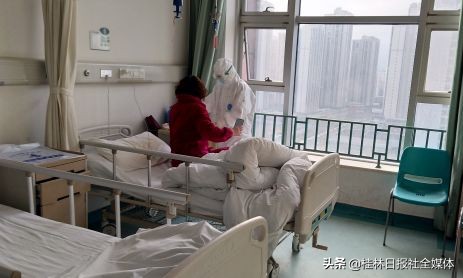 向离休老干部致敬,为95后护士点赞