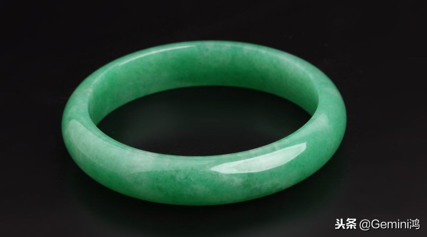 冰飘花翡翠手镯好处,戴翡翠手镯对身体有什么好处