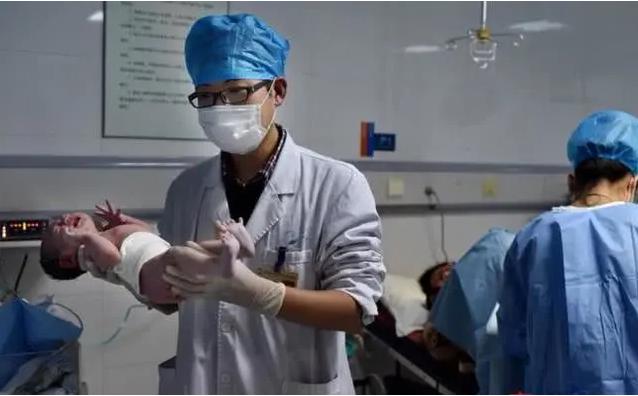 “孩子都出来了,你掏什么掏”男医生把手伸进产道,老公愤怒发问