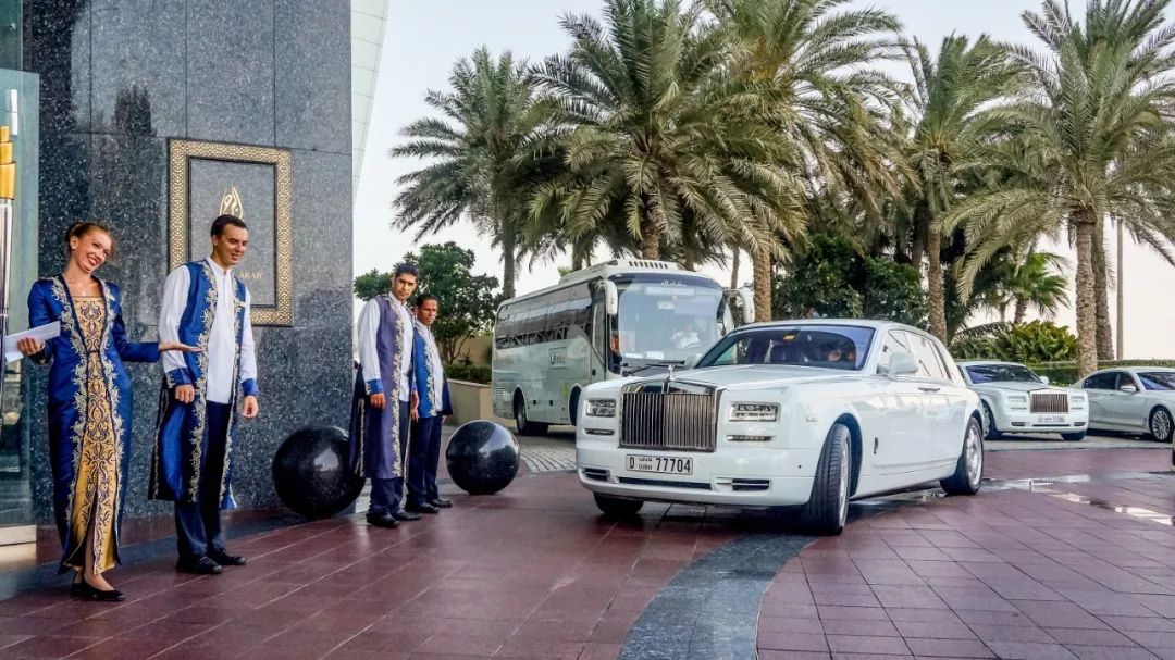 靠捡垃圾成了千亿富翁完整版,捡垃圾变成百万富翁