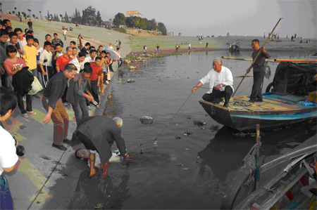 捞尸人一年捞40具尸体,捞尸人自述500次捞尸经历