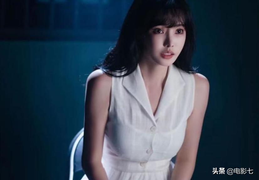 靠性感女星博眼球，东拼西凑各种笑料，这部网大，再次刷新了底线