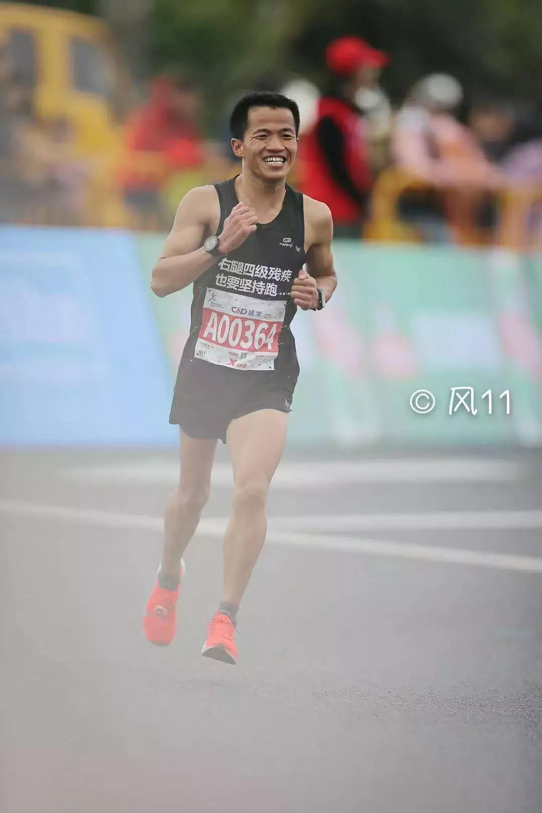 右腿四级残疾的他，全马跑进了3小时，背后的故事令人动容