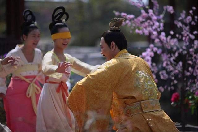 他在白天是太监,晚上是*兽禽**,一晚祸害五十宫女