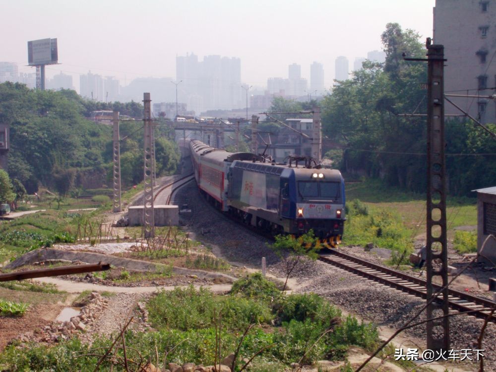 以前一趟宁波到成都的普快列车后来变成宁波到重庆的快速列车