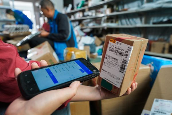 天猫双11“包裹风暴”要来了，湖北千人小村驿站上线“一秒取件神器”