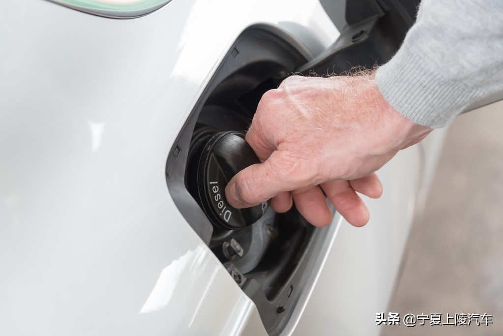 油箱盖打不开解决方法,油箱盖打不开了怎么办没有拉线