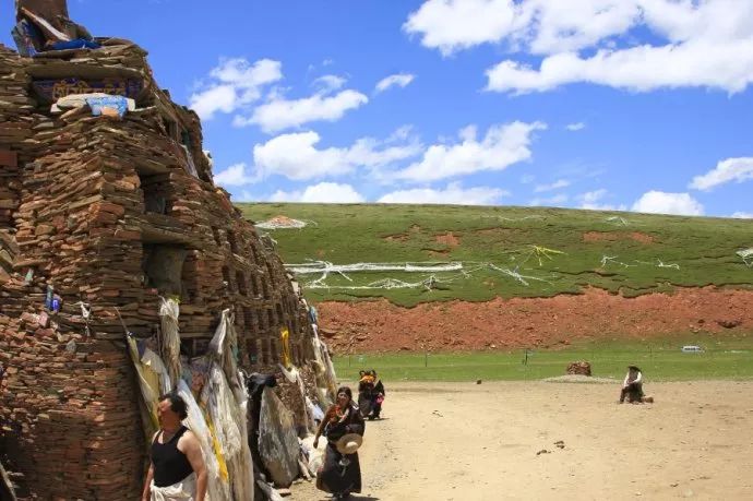 玛尼石凝固在石头上的信仰,玛尼石藏文