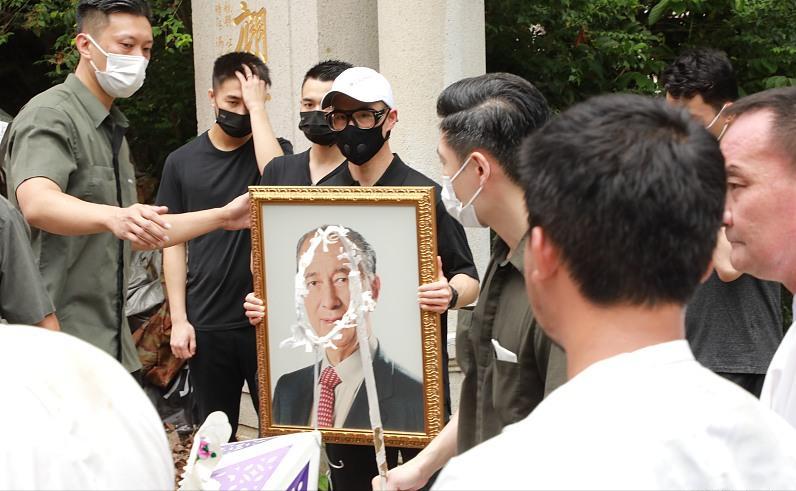 赌王遗体下葬，全家亮相奚梦瑶缺席，四太打扮时髦外孙女太不得体