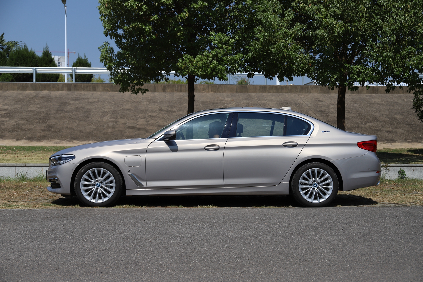 这一代宝马5系操控感怎样,宝马5系直列6缸2.5发动机油耗高