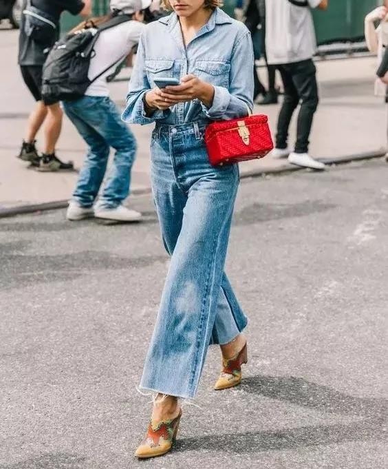 女人不要总是穿牛仔裤搭t恤,直筒牛仔裤和微喇牛仔裤哪个显瘦